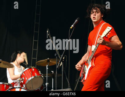 PA-Bibliotheksdatei vom 23/08/03 von Jack und Meg White of the White Stripes, die während des Carling Reading Festivals auf der Hauptbühne auftreten. Die Band hat eine Reihe von Festival-Daten Freitag, 11. Juli 2003, nachdem Frontmann Jack White war in einem Auto-Smash beteiligt. Der Sänger-Gitarrist hat einen Finger gebrochen, was seine Spielfähigkeit beeinträchtigt hat. Siehe PA Story SHOWBIZ White. PA Foto: Yui Mok. Stockfoto