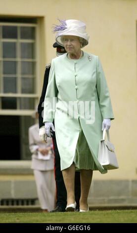 Die britische Königin Elizabeth II. Trifft Familien von Bauern, die von den Maul- und Klauenseuche betroffen sind, auf einem Spaziergang auf der Mynde in Herefordshire. Stockfoto