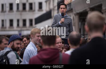 Der Gewerkschaftsführer Ed Miliband spricht am Vorabend der Jahreskonferenz der Labour Party im Stadtzentrum von Brighton die Käufer an. Stockfoto