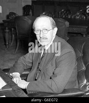 Lord Salisbury im Commonwealth Relations Office in Downing Street, London. Lord Salisbury, der nach den letzten Parlamentswahlen zum Lord Privy Seal und Führer des Oberhauses ernannt wurde, wurde kürzlich zum Staatssekretär für Commonwealth-Beziehungen ernannt, als General Lord Ismay den Kabinettsposten aufgab, um erster Generalsekretär der Organisation für den Nordatlantikvertrag zu werden. Lord Salisbury ist 58 Jahre alt und der heutige Chef der berühmtesten politischen Familie Großbritanniens. Er ist ein linearer Nachkomme des großen Lords Burghley, der als Minister für Königin Elizabeth I im 16. Jahrhundert diente. Stockfoto