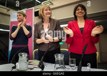 (Von links nach rechts) Schatten-Innenministerin Yvette Cooper, die stellvertretende Labour-Führerin Harriet Harman und die Feltham-Abgeordnete Seema Malhotra nehmen am Vorabend der Labour Party-Konferenz in Brighton an der Nationalen Frauenkonferenz Teil. Stockfoto