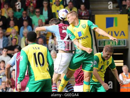 Fußball - Barclays Premier League - Norwich City / Aston Villa - Carrow Road. Ryan Bennett von Norwich City (rechts) und Libor Kozak von Aston Villa (Mitte) kämpfen um den Ball in der Luft Stockfoto