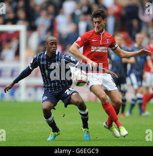 Die Johnnie Jackson von Charton Athletic und Jimmy Abdou von Millwall Stockfoto