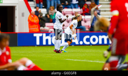 Die Engländerin Eniola Aluko (links) feiert im Goldsands Stadium, Bournemouth, das Tor gegen Weißrussland während der FIFA Womens World Cup 2015 Group 6 Qualifier. Stockfoto