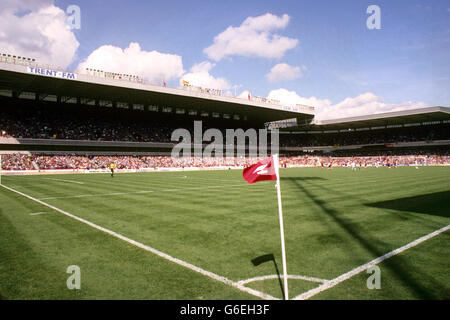 Fußball - U18-Europameisterschaften - Finale - England gegen Türkei - City Ground. Allgemeiner Blick auf die Menschenmassen auf dem City Ground, dem Heimstadion des Nottingham Forest Football Club. Stockfoto