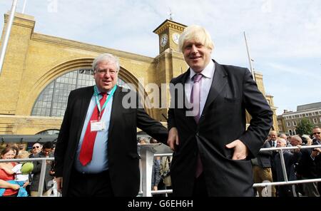 Verkehrsminister Patrick McLoughlin (links) und der Londoner Bürgermeister Boris Johnson während der offiziellen Eröffnung des Kings Cross Square. Stockfoto