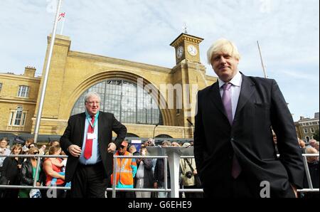 Verkehrsminister Patrick McLoughlin (links) und der Londoner Bürgermeister Boris Johnson während der offiziellen Eröffnung des Kings Cross Square. Stockfoto