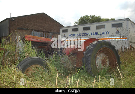 Eine mobile Polizeiwache, die vor dem Gelände der Tony Martins Farm in Emneth Hungate, Norfolk, eingerichtet wurde. Martin, der aus dem Gefängnis entlassen werden soll, wird nach Androhung von Racheangriffen 24 Stunden Schutz erhalten. * die Freunde von Herrn Martins haben mit Wut auf die Freilassung von Brendan Fearon am Freitag reagiert, weniger als ein Drittel der Zeit, die sie durch eine 18-monatige Haftstrafe wegen Heroinhandel verhängt haben. Innenminister David Blunkett hat vom Leiter des Gefängnisdienstes einen Bericht über die baldige Freilassung von Fearons gefordert. Stockfoto