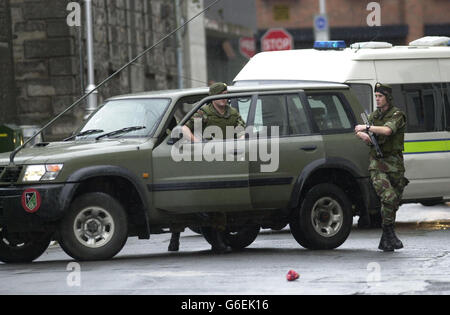 Ein Van kommt unter bewaffneter militärischer Begleitung beim Sonderstrafgericht in Dublin, Irland, an, wo der Prozess gegen den angeblichen Real IRA-Führer Michael McKevitt stattfindet. * McKevitt von Blackrock, Dundalk, Co Louth, bestreitet, die Real IRA zu leiten und Mitglied der bösartige republikanische Gruppe zu sein, die 29 Menschen und zwei ungeborene Babys bei der Omagh-Bombengräuel vom 1998. August getötet hat. Stockfoto