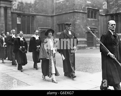 Die Herzogin von York erhält einen Abschluss der DCL durch Diplom in Oxford. Stockfoto