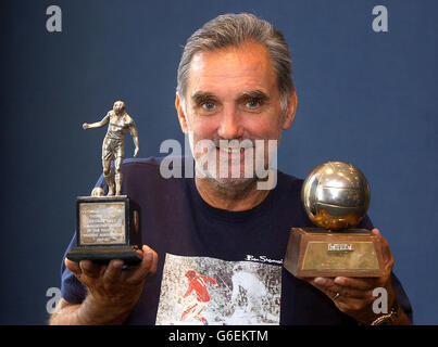 Fußball-Legende George Best mit seinem Football Writers Footballer of the Year Award 1967-68 (links) und seinem European Footballer of the Year Award 1968 in Bonhams Auktionshaus in London. Am besten verkauft man die Auszeichnungen, bei einem Sporting Memorabilia Verkauf in Chester im Oktober. Die Auszeichnungen werden geschätzt, um 150,000 - 200,000 je zu holen. Stockfoto