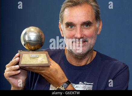 Fußballlegende George Best mit seinem European Footballer of the Year Award 1968 in Bonhams Auktionshaus in London. Best verkauft die Auszeichnung zusammen mit seinem Football Writers Footballer of the Year Award 1967-68 bei einem Sporting-Erinnerungsverkauf im Oktober in Chester. Die Preise werden auf 150,000 - 200,000 geschätzt. Stockfoto