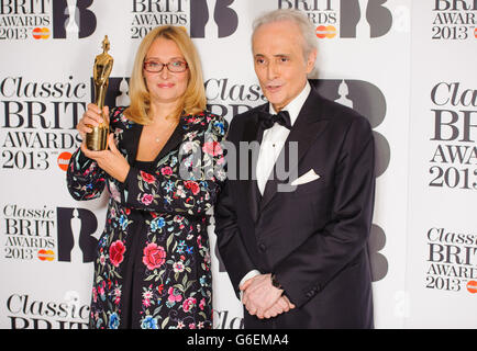 Nicoletta Mantovani (links), die Witwe von Luciano Pavarotti, und Tenor Jose Carreras mit Luciano Pavarottis posthumen Lebenswerk-Preis im Pressesaal der Classic Brit Awards 2013, Royal Albert Hall, Kensington Gore, London. Stockfoto