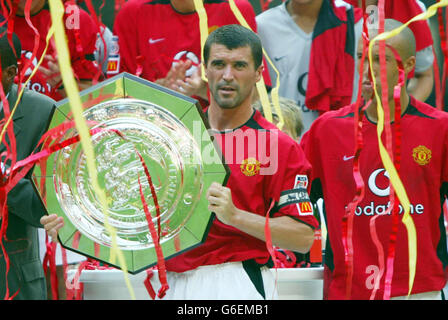 Manchester United Kapitän Roy Keane feiert mit dem Schild nach einem Elfmeterschießen gegen Arsenal im FA Community Shield Spiel im Millennium Stadium, Cardiff. Stockfoto