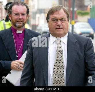 Der stellvertretende Premierminister John Prescott trifft mit dem anglikanischen Bischof James Jones in der St. Cyprian's Church in Kensington, Liverpool, ein. Nach dem Eingehen sprach Herr Prescott mit den Anwohnern, die durch das New Deal for Communities-Programm in der Region unterstützt wurden. Stockfoto