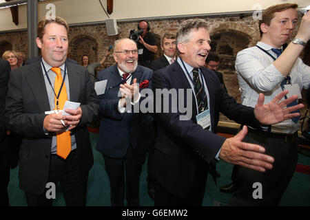 (Links - rechts) die Senatoren Darragh O'Brien, David Norris und Sean Barrett feiern im Dublin Castle, als die irische Regierung bei einem Referendum zur Abschaffung des Oberhauses des Landes eine peinliche Niederlage erlitten hat, wobei 51.7 % der Bevölkerung dagegen stimmen. Stockfoto