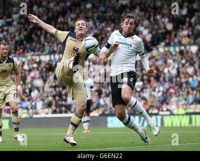 Richard Keogh von Derby County und Ross McCormack von LEED United während des Sky Bet Championship-Spiels im Pride Park, Derby. Stockfoto