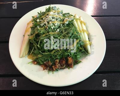 Rucola-Rucola-Salat mit Birnen, Walnüssen, Bleu Cheese und Nieselregen Stockfoto