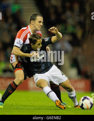 John O'shea von Sunderland, Left und Adnan Januzaj von Manchester United, die richtige Herausforderung beim Barclays Premier League Match Sunderland gegen Manchester United im Stadium of Light, Sunderland Stockfoto