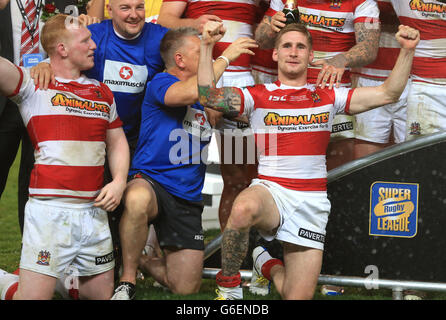 Rugby League - Super League Grand Final - Wigan Warriors gegen Warrington Wolves - Old Trafford. Sam Tomkins von Wigan Warriors feiert den Sieg Stockfoto