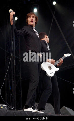 Die Bienenstöcke treten auf der V Stage auf, während des V2003 Musikfestivals in Chelmsford, Essex. Stockfoto