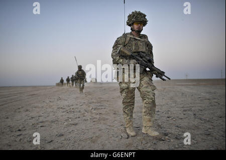 Soldaten des 1. Bataillons des Königlichen Regiments Fusiliers führen eine Fußpatrouille im Nahr-e Saraj Distrikt, Provinz Helmand, Afghanistan, nachdem sie die Basis Sterga 2 verlassen haben. Stockfoto