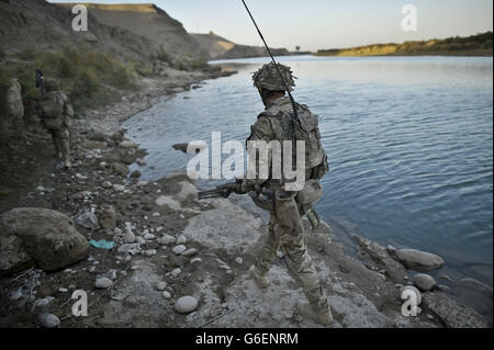 Soldaten des 1. Bataillons Royal Regiment Fusiliers führen eine Fußpatrouille im Morgengrauen am Fluss Helmand im Nahr-e Saraj Bezirk, Provinz Helmand, Afghanistan, nachdem sie die Basis Sterga 2 verlassen haben. Stockfoto