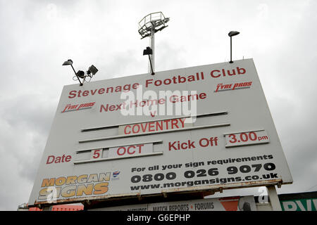 Allgemeine Ansicht eines Brettes, das das nächste Heimspiel von Stevenage gegen Coventry City vor der Sky Bet League ein Spiel im Lamex Stadium, Stevenage, anwirbt. Stockfoto