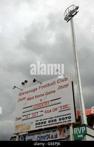 Allgemeine Ansicht eines Brettes, das das nächste Heimspiel von Stevenage gegen Coventry City vor der Sky Bet League ein Spiel im Lamex Stadium, Stevenage, anwirbt. Stockfoto