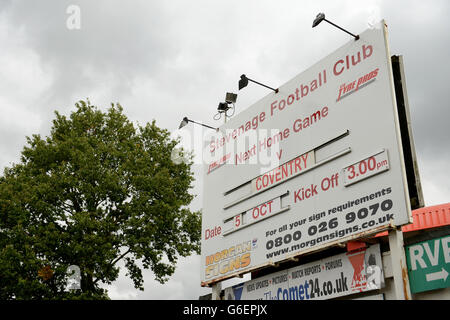 Allgemeine Ansicht eines Brettes, das das nächste Heimspiel von Stevenage gegen Coventry City vor der Sky Bet League ein Spiel im Lamex Stadium, Stevenage, anwirbt. Stockfoto