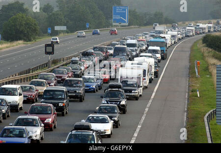 Auf der Autobahn M5 in Richtung Süden wird der Verkehr langsam, wenn er sich der Umgehungsstraße M4 in der Nähe von Bristol nähert. 28/05/2004: Mehr als 12 Millionen Autos sind auf die Straße dieses Bank Holiday Wochenende, eine Umfrage ergab Freitag, 28. Mai 2004. Mehr als ein Viertel der Arbeitnehmer (28%) buchen einen Tag frei, um den Verkehr zu vermeiden, während 63% verlassen Arbeit früh oder spät, heute, um den Ansturm zu schlagen, die Umfrage von Kfz-Versicherung Direct Line gefunden. Stockfoto