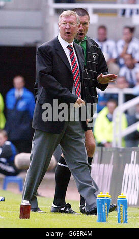 Alex Ferguson von Manchester United wird vom vierten Offizier, Jeff Winter (rechts), während ihres FA Premiership-Spiels gegen Newcastle United im St. James' Park von Newcastle angeführt. Stockfoto