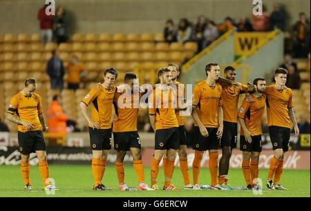 Die Spieler von Wolverhampton Wanderers wurden während ihrer Niederlage in einem Elfmeterschießen nach Notts County während des Johnstone's Paint Trophy-Spiels im Molineux Stadium, Wolverhampton, niedergeschlagen. Stockfoto