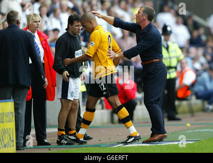 Der Manager von Blackburn Rovers, Graham Souness, schiebt Steven Reid in Richtung des Tunnels, nachdem der Spieler während seines FA Premiership-Spiels im Bolton's Reebok Stadium gegen Bolton Wanderers abgesetzt wurde. Endergebnis 2-2. Stockfoto