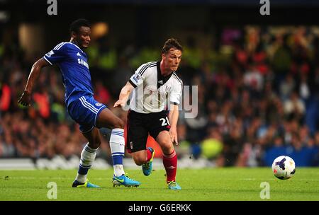 Chelsea's John Obi Mikel (links) und Fulham's Scott Parker in Aktion Stockfoto