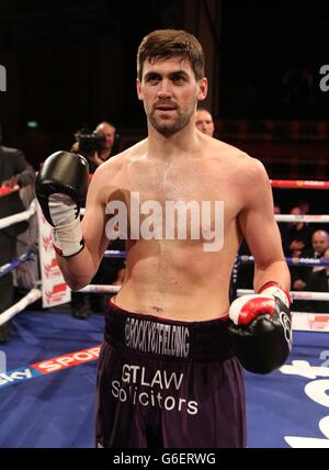 Rocky Fielding feiert seinen Sieg über Mohammed Akrong während des vakanten Commonwealth Super-Mittelgewicht Titelbout in Liverpool Olympia, Liverpool. Stockfoto