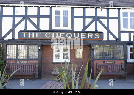 Die Vorderseite des Chequers Pub in Walton on the Hill, Tadworth, Surrey, wo George Best beim Trinken fotografiert wurde. Seine Frau, Alex, war angeblich "absolut wütend" über die Kneipe, die ihrem Mann Alkohol serviert. * Phil Hughes, Georgs ehemaliger Agent, sagte, dass die 30-jährige Alex Best "sehr, sehr aufgeregt" war, dass ihr Mann weniger als ein Jahr nach einer lebensrettenden Lebertransplantation wieder zu trinken begonnen hatte. Stockfoto