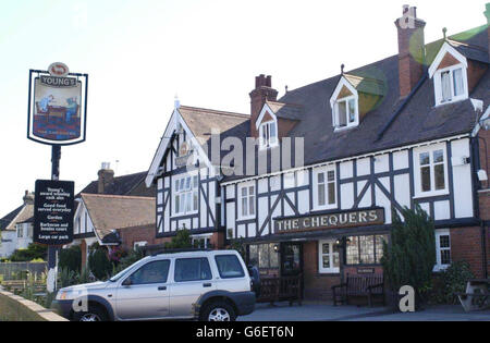 Die Vorderseite des Chequers Pub in Walton on the Hill, Tadworth, Surrey, wo George Best beim Trinken fotografiert wurde. Seine Frau, Alex, war angeblich "absolut wütend" über die Kneipe, die ihrem Mann Alkohol serviert. * Phil Hughes, Georgs ehemaliger Agent, sagte, dass die 30-jährige Alex Best "sehr, sehr aufgeregt" war, dass ihr Mann weniger als ein Jahr nach einer lebensrettenden Lebertransplantation wieder zu trinken begonnen hatte. Stockfoto