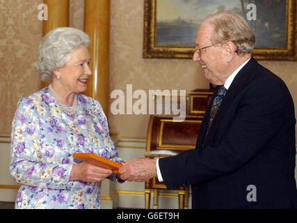 Die britische Königin Elizabeth II. Empfängt Sir Charles Mackerras und investiert ihn in das Insignia eines Ehrengefährten im Buckingham Palace, London. Stockfoto