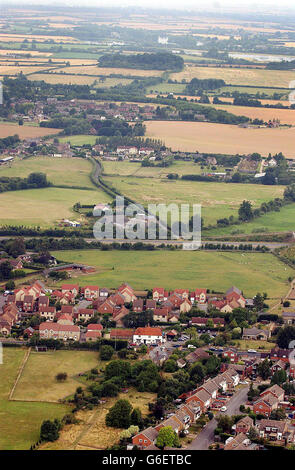 Luftaufnahme, die den Standort des Hauses von Dr. David Kelly in Southmoor, in der Nähe von Abingdon, und ein Polizeizelt in der Nähe der Copse zeigt, in dem eine Leiche, die seiner Beschreibung entspricht, auf Harrowdean Hill gefunden wurde. * Dr. Kelly wurde als möglicher Maulwurf für einen BBC-Bericht genannt, in dem behauptet wurde, dass ein Dossier über Massenvernichtungswaffen "ausgestrahlt" worden sei. Stockfoto