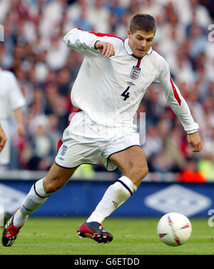 Der Engländer Steven Gerrard im Einsatz gegen die Slowakei während ihrer EM 2004 Qualifikation im Riverside Stadium, Middlesbrough. Stockfoto