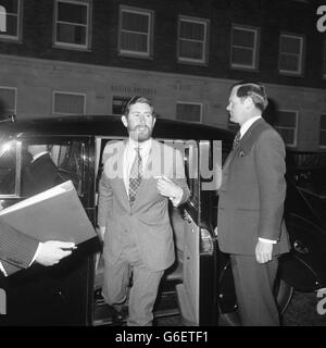 Der bärtige Prinz von Wales bei der Ankunft im King Edward VII Hospital, um seine Schwester Prinzessin Anne zu besuchen, verletzt, als sie während der Portman Horse Trials von dem Pferd Candlewick der Königin fiel. Stockfoto