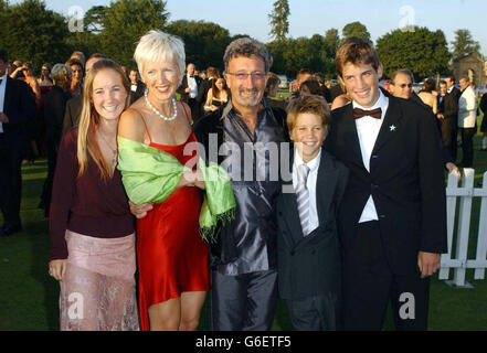 Silverstone Ball - Jordanien. Der Formel-1-Rennchef Eddie Jordan und seine Familie kommen zum siebten Silverstone-Ball nach Stowe House, Buckinghamshire. Stockfoto