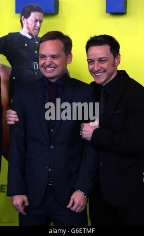 Regisseur Jon S Baird und James McAvoy (rechts) nehmen an der Premiere des neuen Films Filth im Cineworld in Edinburgh Teil. Stockfoto