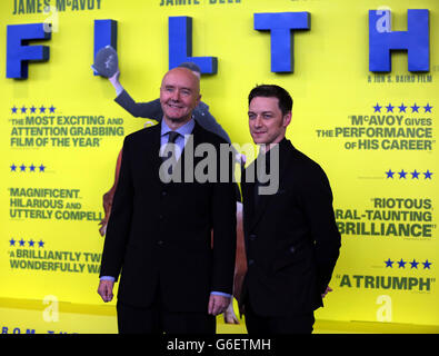 Autor Irvine Welsh und James McAvoy (rechts) nehmen an der Premiere des neuen Films Filth im Cineworld in Edinburgh Teil. Stockfoto