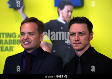 Regisseur Jon S Baird und James McAvoy (rechts) nehmen an der Premiere des neuen Films Filth im Cineworld in Edinburgh Teil. Stockfoto