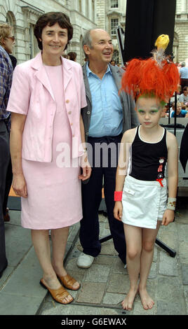 Kunstministerin Estelle Morris mit Alice Lovell-Young, 9 Jahre alt, am Stand von Osadia - wo Barbiere aus Barcelona wilde und wunderbare Haarskulpturen kreieren - während des Festivals der freien Zeit, das im Innenhof des Somerset House im Zentrum von London stattfindet. Stockfoto