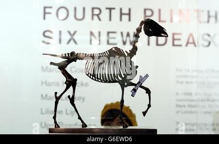 Gift Horse des Künstlers Hans Haacke, einer von sechs neuen Vorschlägen für den vierten Sockel am Trafalgar Square, der ab morgen in der Krypta der St. Martin-in-the-Fields Church im Zentrum Londons ausgestellt wird. Stockfoto