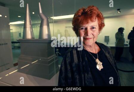 Liliane Lijn mit ihrem Werk The Dance, das einer von sechs neuen Vorschlägen für den vierten Sockel auf dem Trafalgar Square ist, der ab morgen in der Krypta der St. Martin-in-the-Fields Church im Zentrum Londons ausgestellt wird. Stockfoto