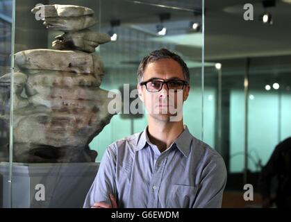 Marcus Coates mit seiner Arbeit Unmade Monument, die einer von sechs neuen Vorschlägen für den vierten Sockel am Trafalgar Square ist, die ab morgen in der Krypta der St. Martin-in-the-Fields Church im Zentrum Londons ausgestellt werden. Stockfoto